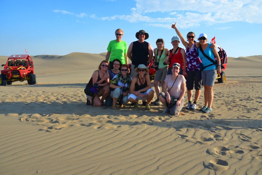 Grupa na wydmach w okolicu oazy Huacachina (fot. Marta Podleśna-Nowak) Grupa na wydmach w okolicu oazy Huacachina (fot. Marta Podleśna-Nowak)