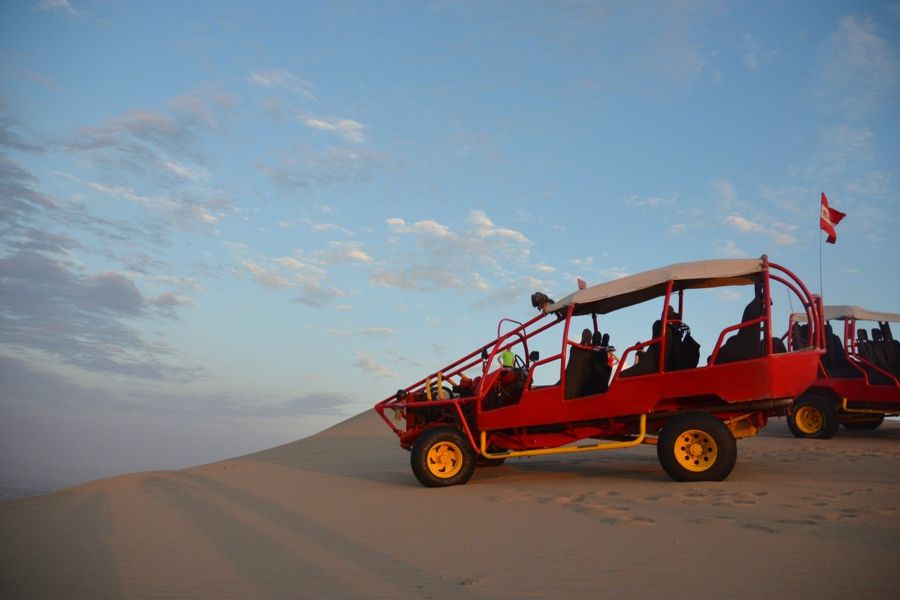 Buggie – auto wyspecjalizowane do jazdy po wydmach (fot. Marta Podleśna-Nowak) Buggie – auto wyspecjalizowane do jazdy po wydmach (fot. Marta Podleśna-Nowak)