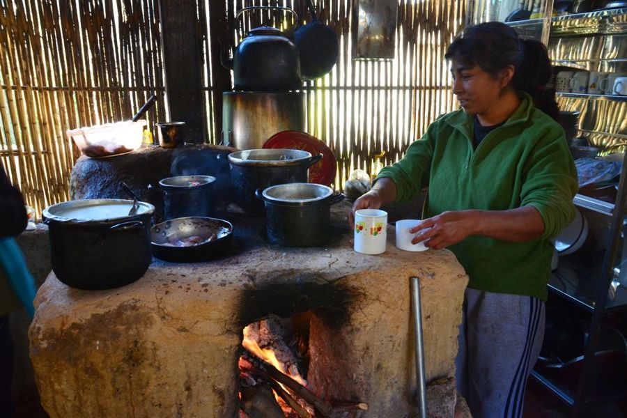 Gotowanie rosołu na glinianej kuchni, kanion Colca (fot. Marta Podleśna-Nowak) Gotowanie rosołu na glinianej kuchni, kanion Colca (fot. Marta Podleśna-Nowak)