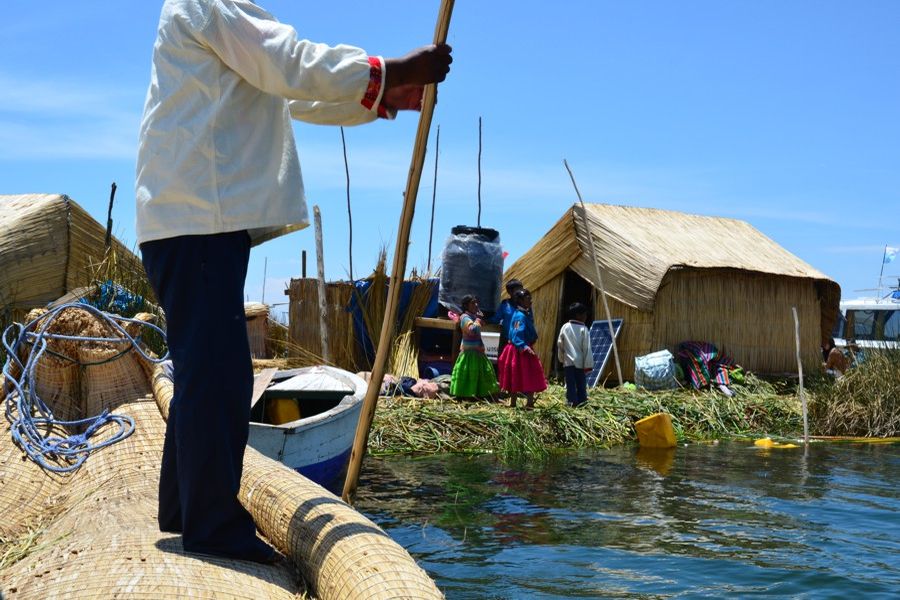 Wyspy Uros na jeziorze Titicaca (fot. Marta Podleśna-Nowak) Wyspy Uros na jeziorze Titicaca (fot. Marta Podleśna-Nowak)