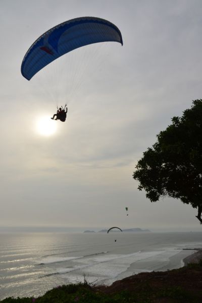 Paralotniarze na wybrzeżu Oceanu Spokojnego, Lima (fot. Marta Podleśna-Nowak) Paralotniarze na wybrzeżu Oceanu Spokojnego, Lima (fot. Marta Podleśna-Nowak)