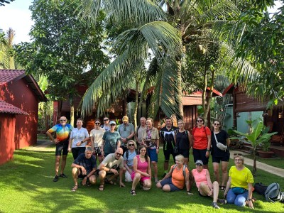 Przed hotelem (fot. Renata Bartoszek i Grzegorz Brodecki)