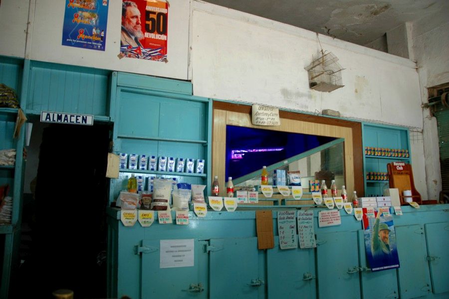 Pustki w sklepach „na kartki” (fot. Marta Podleśna-Nowak)