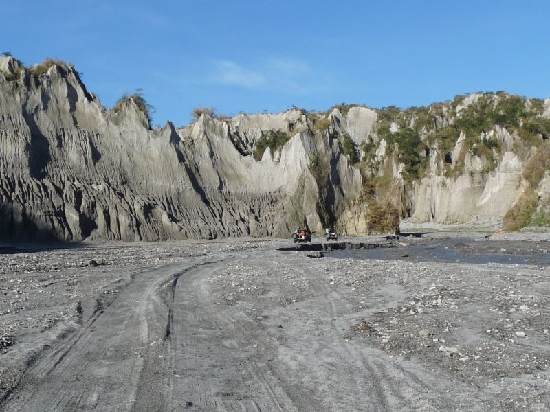Droga u podnóży wulkanu Pinatubo (fot. Darek Dąbrowski) Droga u podnóży wulkanu Pinatubo (fot. Darek Dąbrowski)