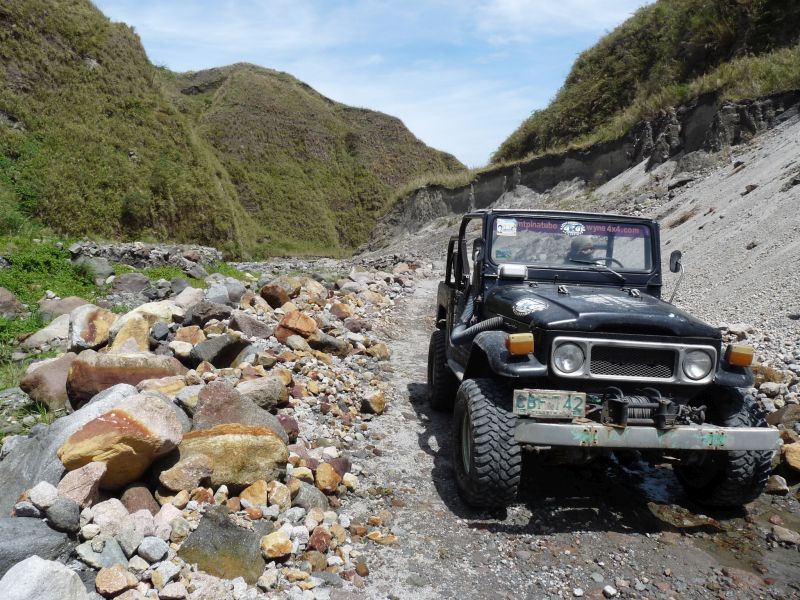 Jeepem na wulkan Pinatubo (fot. Darek Dąbrowski) Jeepem na wulkan Pinatubo (fot. Darek Dąbrowski)