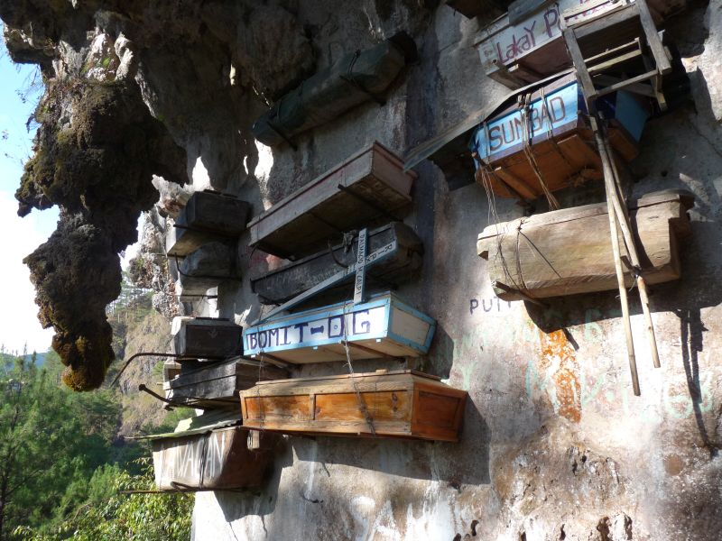 Wiszące trumny w Dolinie Echo w Sagadzie (fot. Darek Dąbrowski) Wiszące trumny w Dolinie Echo w Sagadzie (fot. Darek Dąbrowski)