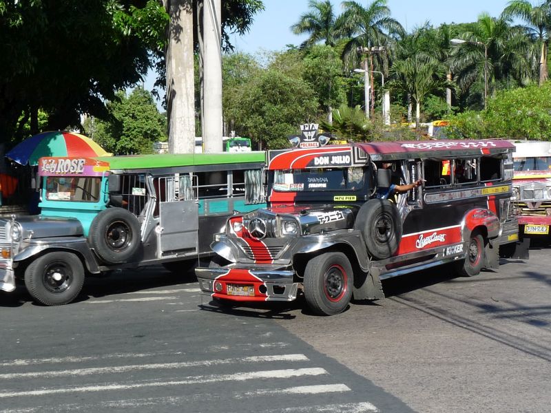 Filipiński jeepney (fot. Darek Dąbrowski) Filipiński jeepney (fot. Darek Dąbrowski)
