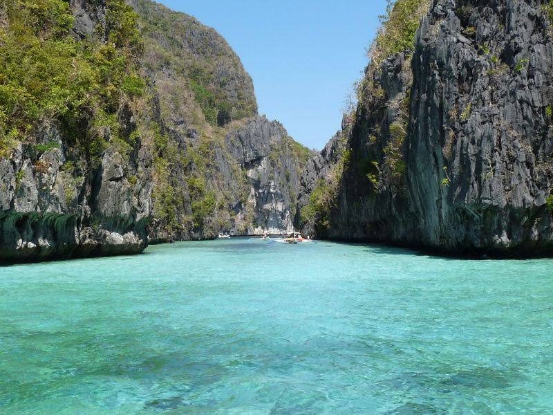 Jedna z błękitnych lagun na naszej trasie (fot. Darek Dąbrowski) Jedna z błękitnych lagun na naszej trasie (fot. Darek Dąbrowski)