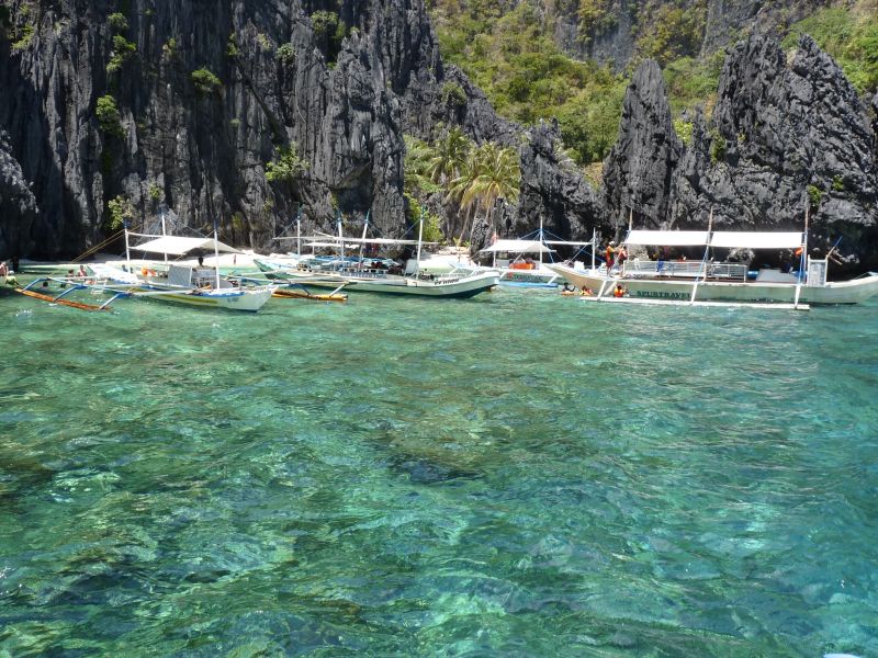 Łodzie cumujące przy klifach (fot. Darek Dąbrowski) Łodzie cumujące przy klifach (fot. Darek Dąbrowski)
