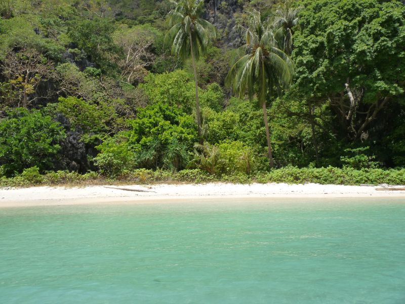 Jedna z białych plaż na trasie rejsu (fot. Darek Dąbrowski) Jedna z białych plaż na trasie rejsu (fot. Darek Dąbrowski)