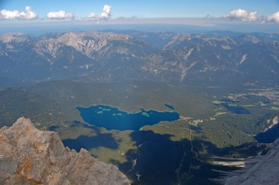 Widok z Zugspitze na Jezioro Eibsee (fot. Elżbieta Paciora)