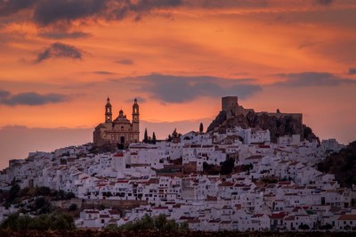 Zachód słońca nad białym miasteczkiem (fot. S. Adamczak, okfoto.pl)