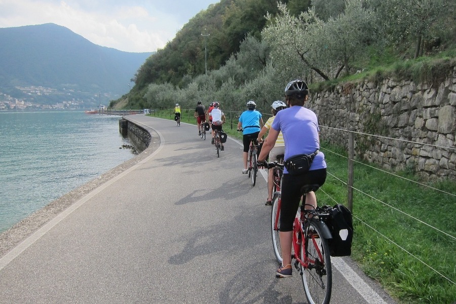 Trasa rowerowa nad jeziorem Trasa rowerowa nad jeziorem