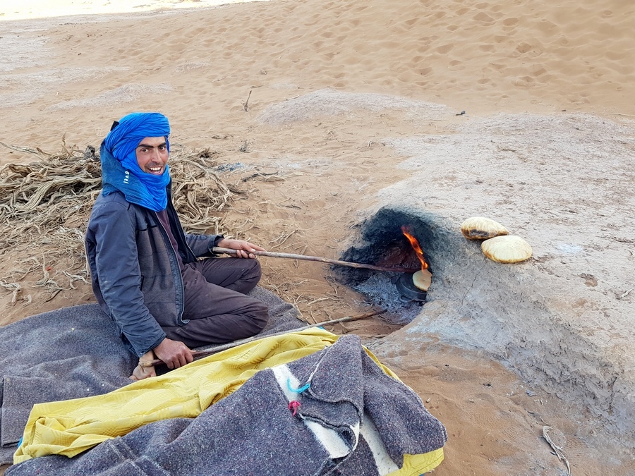 Na Saharze nawet pieczemy chleb (fot. Andreas Scheiterbauer)