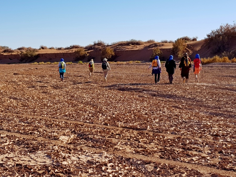 Przejście przez wyschnięta rzekę Draa (fot. Andreas Scheiterbauer)