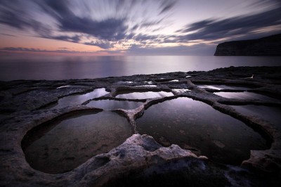 Wybrzeże Gozo po zachodzie słońca (fot. S. Adamczak, okfoto.pl)