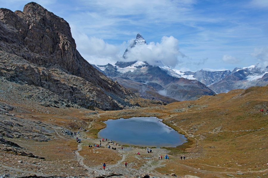 W dole – Riffelsee, w górze – Matterhorn… (fot. Paweł Klimek) W dole – Riffelsee, w górze – Matterhorn… (fot. Paweł Klimek)