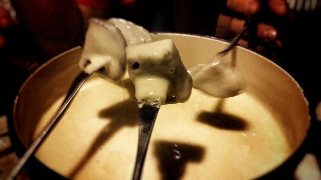 Tradycyjne szwajcarskie fondue (fot. Paweł Klimek) Tradycyjne szwajcarskie fondue (fot. Paweł Klimek)