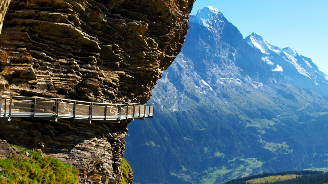 Szklane kładki na szczycie First (fot. Paweł Klimek) Szklane kładki na szczycie First (fot. Paweł Klimek)