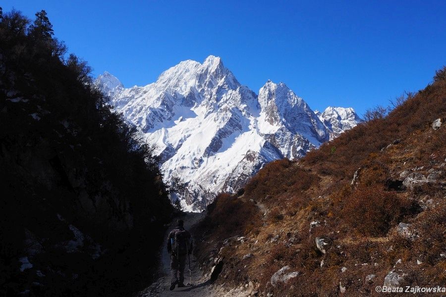 Trekking wokół Manaslu z widokami szczytów