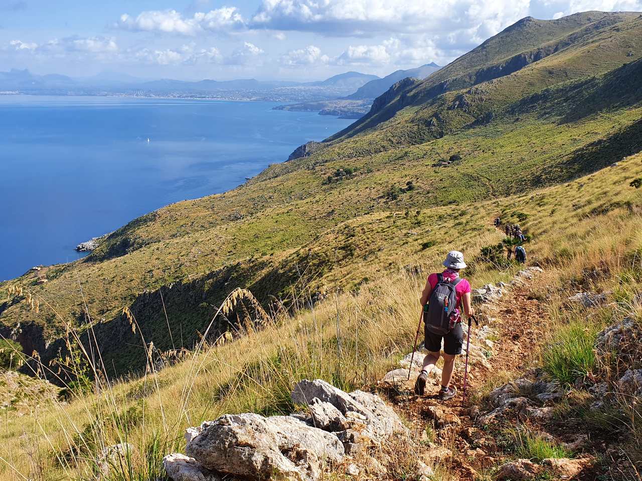 Mężczyzna na szlaku górskim na Sycylii z widokiem morza fot. Andreas Scheiterbauer