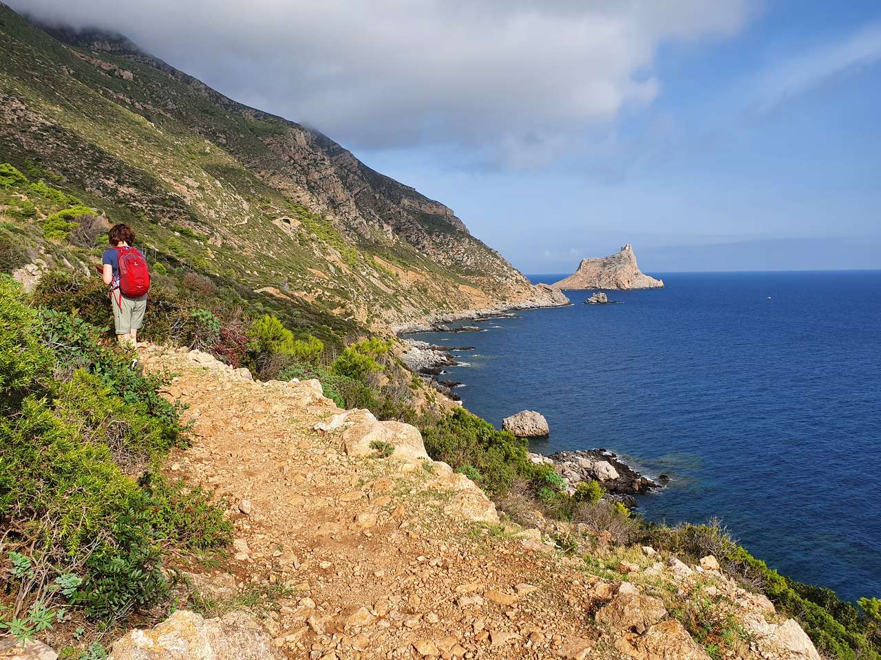 Turystka na wycieczce górskiej na Sycylii fot. Andreas Scheiterbauer
