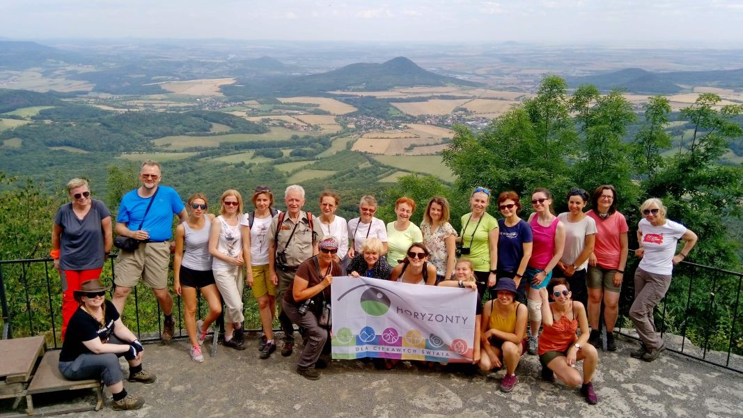 Na szczycie Milešovki – z widokiem na wygasłe wulkany… (fot. Paweł Klimek)