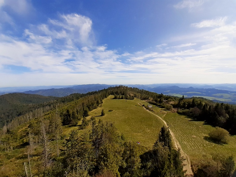 W paśmie Lubania z widokiem na bazę namiotową (fot. Estera Motyl)