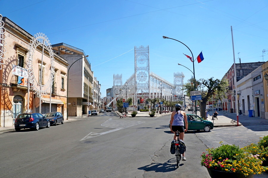 Rowerzysta podczas wyprawy w Copertino