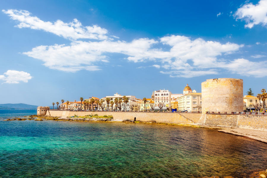 Widok na Alghero leżące na wybrzeżu Widok na Alghero leżące na wybrzeżu