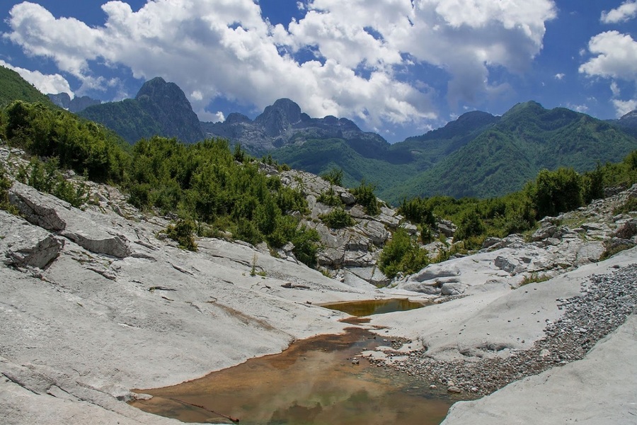 Dolina górska w okolicy Bogë