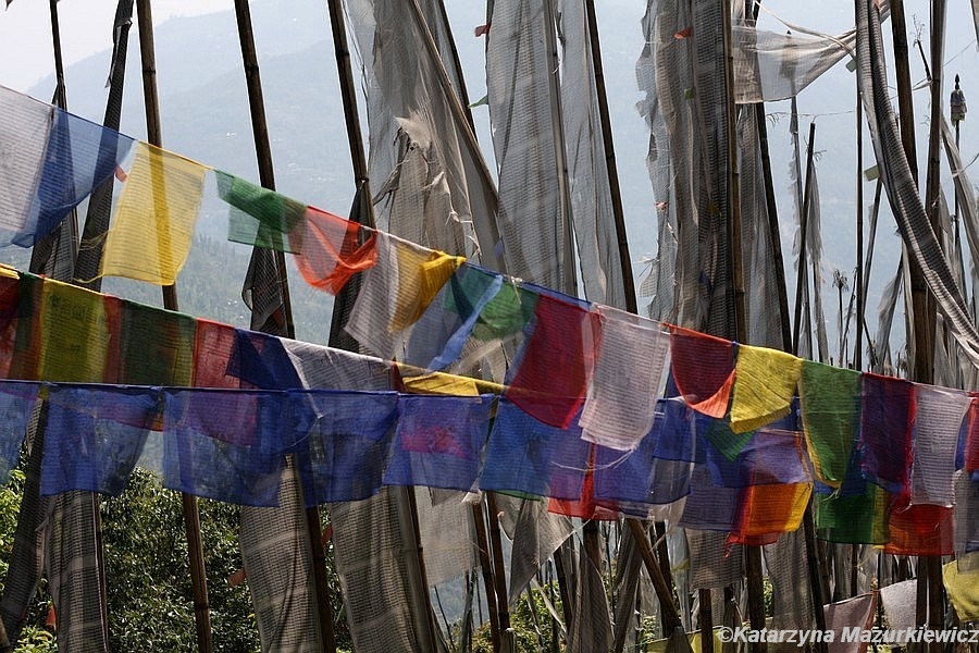 Flagi modlitewne w pobliżu klasztoru Tashiding Flagi modlitewne w pobliżu klasztoru Tashiding