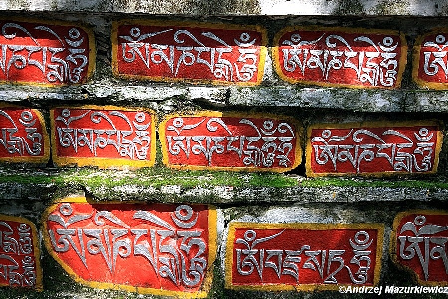 Kamienie modlitewne w klasztorze Tashiding Kamienie modlitewne w klasztorze Tashiding