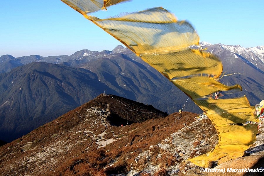 Flagi modlitewne na Dzongri Top Flagi modlitewne na Dzongri Top