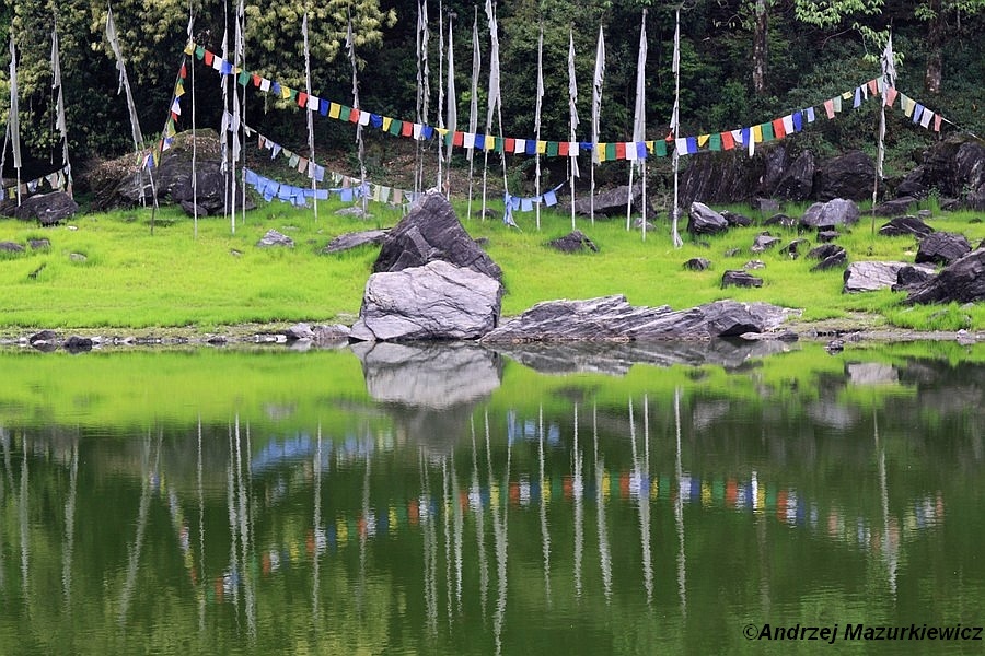 Święte jeziorko w Yuksom - dawnej stolicy Sikkimu Święte jeziorko w Yuksom - dawnej stolicy Sikkimu