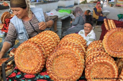 Lepioszki – tradycyjny chleb na bazarze w Osz (fot. Katarzyna i Andrzej Mazurkiewicz)
