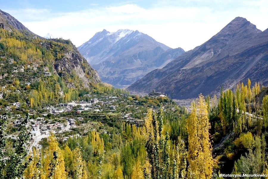 Widok z Karimabadu na dolinę Hunzy i fort Altit