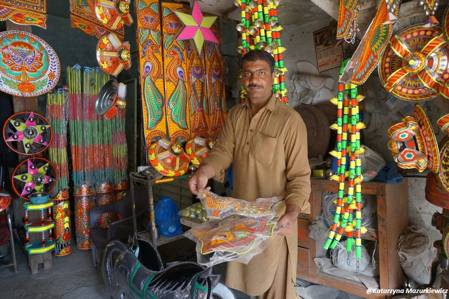 Warsztat z elementami do dekoracji cieżarówek