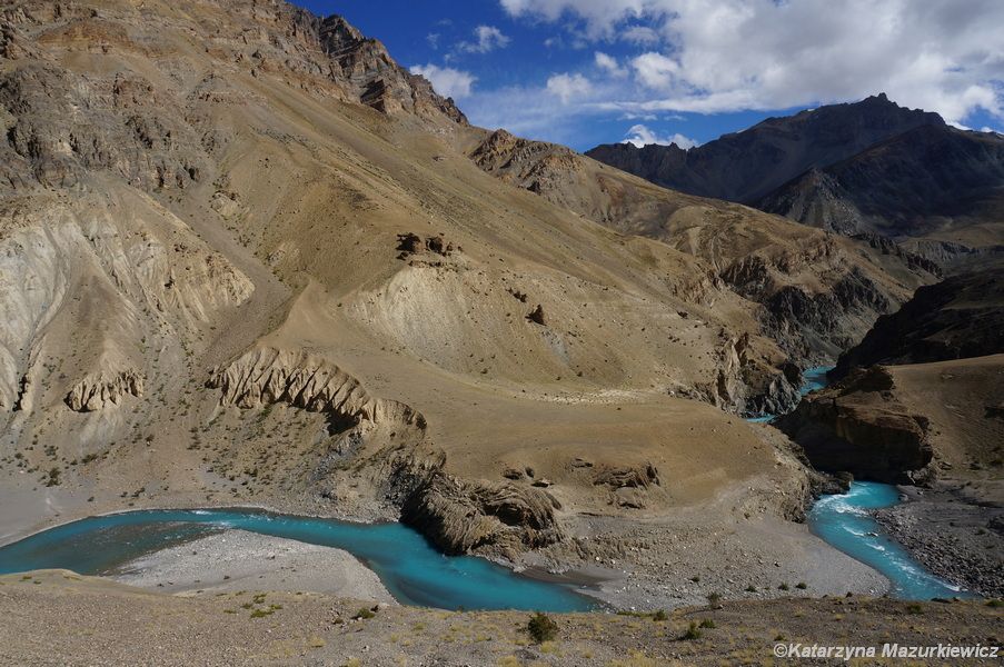 Rzeka Tsarap we wrześniu ma błękitny kolor