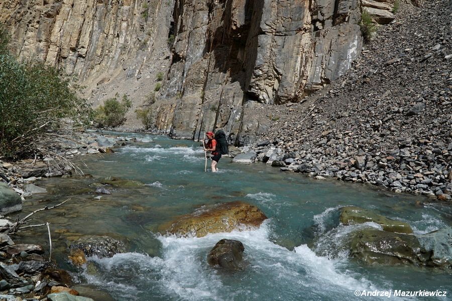 Jedna z licznych przepraw przez rzekę na szlaku