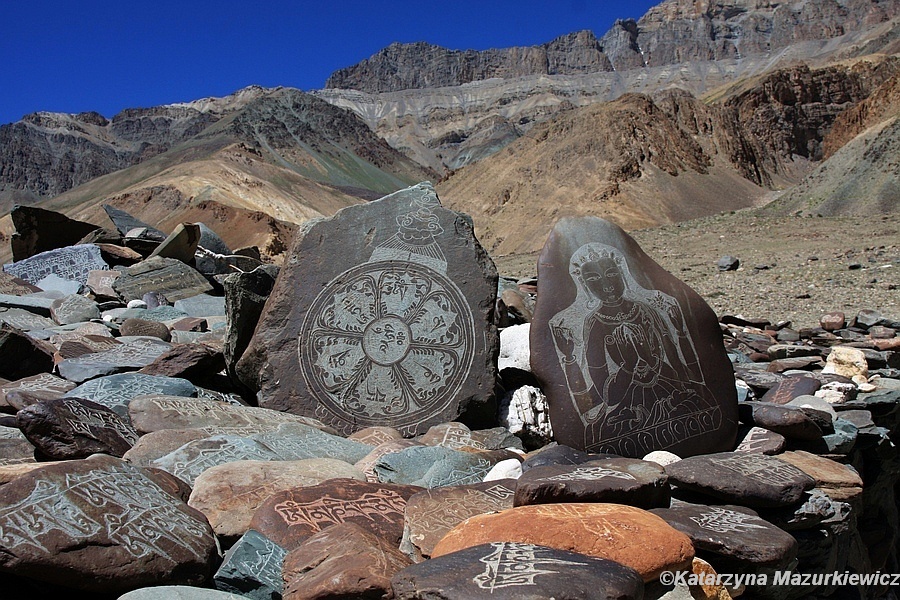 Kamienie modlitewne w pobliżu wioski Tanze