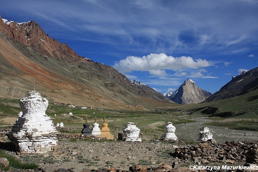 Dolina rzeki Kargyak Chu i widok na ząb skalny Gumburandżon