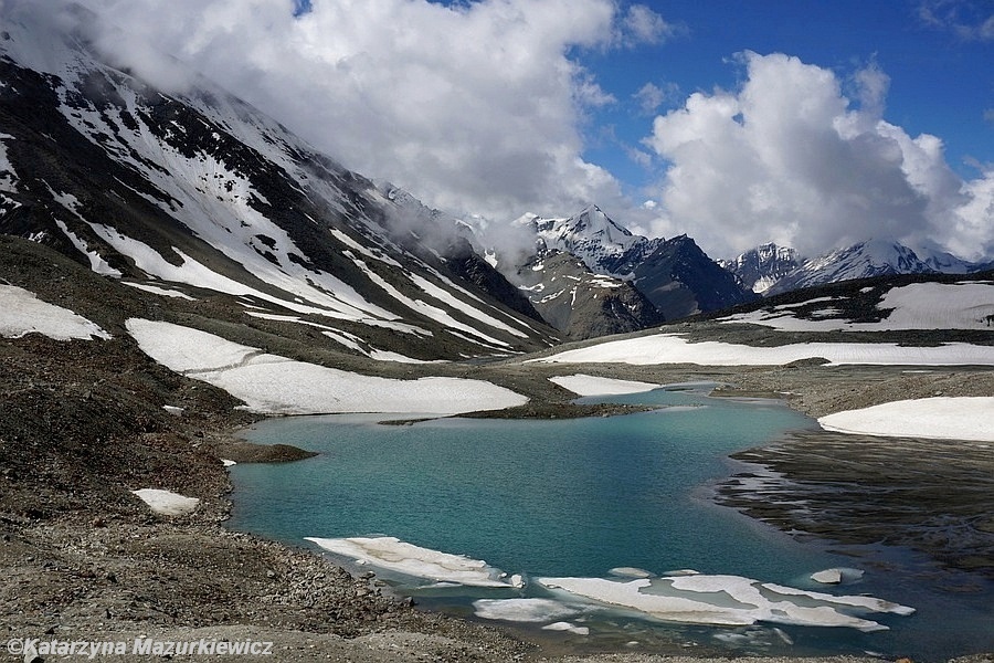 Jeziorko na przełeczy Shingo La (5050 m npm)