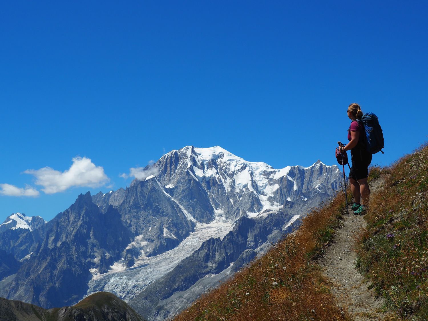 Uczestnik podczas trekkingu w Dolinie Aosty na tle Alp fot. Joanna Dragon