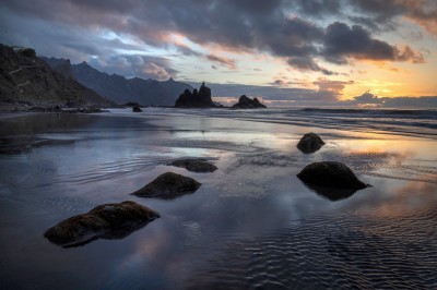 Zachód słońca na plaży Benijo (fot. S. Adamczak, okfoto.pl) Zachód słońca na plaży Benijo (fot. S. Adamczak, okfoto.pl)