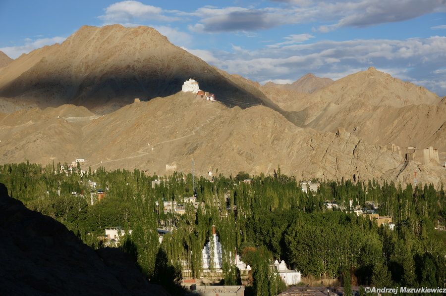 Widok z Shanti Stupu wznoszącej się ponad Leh Widok z Shanti Stupu wznoszącej się ponad Leh