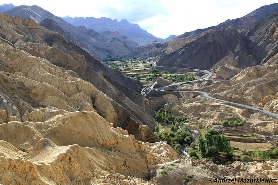 Księżycowy krajobraz w okolicach wsi Lamayuru Księżycowy krajobraz w okolicach wsi Lamayuru
