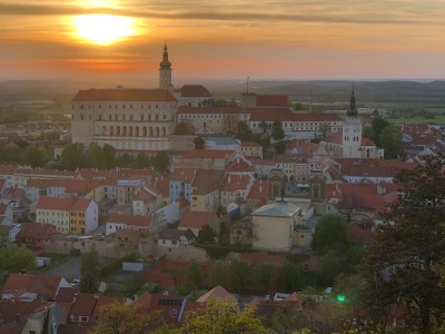 Zachód słońca nad starówką w Mikulovie (fot. Paweł Klimek)