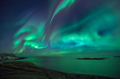 Zorza polarna nad fiordem (fot. S. Adamczak, okfoto.pl)
