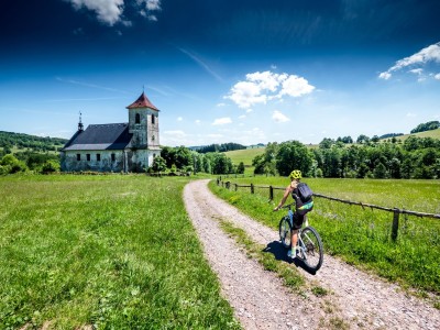 Kobieta na rowerze przemierza Winne Szlaki Moraw - visitczechia.com